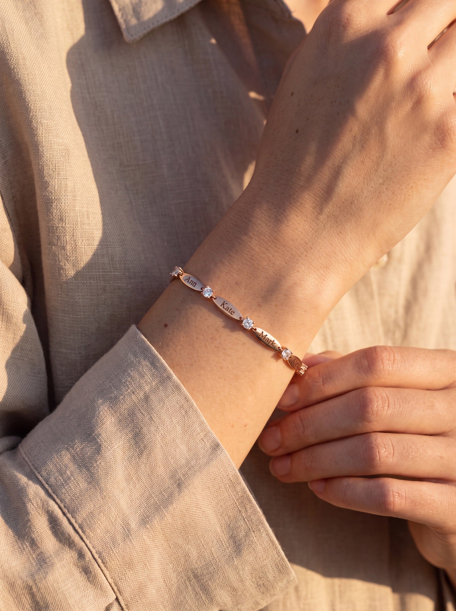 The Luna personalized bracelet — detail of engraving
